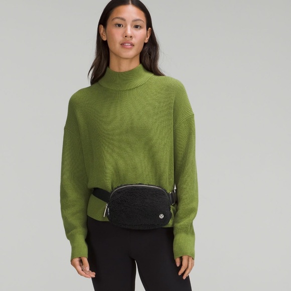 LULULEMON ATHLETICA | Everywhere Belt Bag *Fleece in Black - Picture 5 of 7